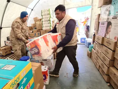 Organisasi Kemanusiaan Bulan Sabit Merah Indonesia atau BSMI mengirimkan bantuan khusus anak dan manula yang tinggal di kem pengungsian gempa Turki, di taman Ataturk, Kahramanmares, Turki, Selasa (21/2/2023). Bantuan ketiga ini disalurkan setelah melihat kondisi pengungsian di Taman Ataturk dimana terdapat mayoritas anak dan manula. (Liputan6.com/Andry Haryanto)