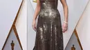 Meski tengah vakum selama satu tahun di dunia akting, namun Jennifer Lawrence pun tak absen untuk tampil memukai di Oscar 2018 dengan dress metallicnya. (AP/news.com.au)