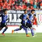 Bek kiri Arema Cronus, Ahmad Alfarizi merayakan gol yang dicetaknya ke gawang Bali United Pusam pada laga pembuka Bali Island Cup 2016 di Stadion I Wayan Dipta, Gianyar, Bali, Kamis (18/2/2016). (Bola.com/Kevin Setiawan) 