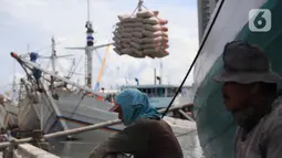 Buruh pelabuhan beristirat di kawasan pelabuhan Sunda Kelapa, Jakarta, Sabtu (21/11/2020). Usai diterjang banjir rob yang melanda Pelabuhan Sunda Kelapa, aktivitas bongkar muat kembali normal. (merdeka.com/Imam Buhori)