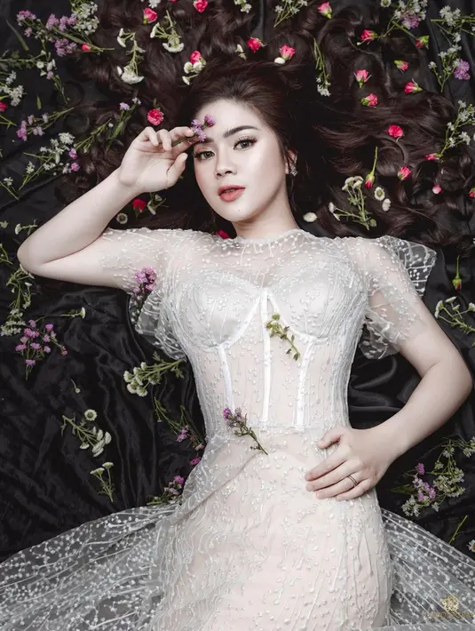Sebagai publik figur, seleb 26 tahun ini selalu memperhatikan penampilannya di setiap momen. Seperti ketika menjalani pemotretan ini, ia tampak cantik dengan gaun berwarna putih. Tak sedikit orang yang menyebut pesona Felicya bak wanita Korea. (Liputan6.com/IG/@fdphotography90)