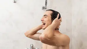 Seorang pria sedang mandi. (depositphotos.com/kossovskiy)