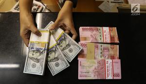 Pekerja menunjukan mata uang Rupiah dan Dolar AS di Jakarta, Rabu (19/6/2019). Nilai tukar rupiah terhadap dolar Amerika Serikat (AS) sore ini Rabu (19/6) ditutup menguat sebesar Rp 14.269 per dolar AS atau menguat 56,0 poin (0,39 persen) dari penutupan sebelumnya. (Liputan6.com/Angga Yuniar )
