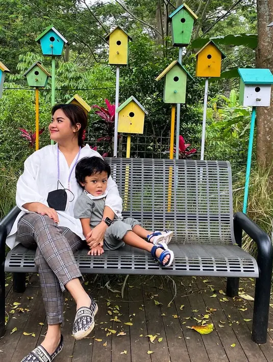 "Jadi memang punya anak itu investment ya, investment lahir dan batin. Jadi aku lagi mempelajari bahwa gue ibu yang kayak gimana dan Kala baru masuk tahun ketiga," jelasnya. (Instagram/mytha_lestari)