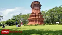 Sejumlah pengunjung berselfie di Candi Jabung (FOTO: Dicko/TIMES Indonesia)