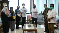 Empat pimpinan DPRD Surabaya berkunjung ke Kantor Rektorat Unair, dan berdiskusi dengan Rektor Prof M Nasih tentang  penanganan Covid-19, Senin (15/6/2020).(Foto: Liputan6.com/Dian Kurniawan)