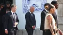 Pelatih klub Liverpool asal Belanda, Arne Slot (tengah) keluar dari gereja setelah upacara pemakaman penyerang Liverpool asal Portugal, Diogo Jota dan saudaranya, Andre Silva, di Gereja Induk Gondomar, di pinggiran Porto, pada 5 Juli 2025. (FILIPE AMORIM/AFP)