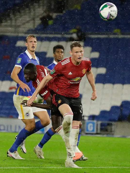 Gelandang Manchester United (MU), Scott McTominay mencetak gol pertama untuk timnya ke gawang Brighton Albion dalam lanjutan Piala Liga di Stadion Falmer, Kamis (1/10/2020) dinihari WIB. MU menang 3-0 atas Brighton Albion. (Matt Dunham/Pool via AP)