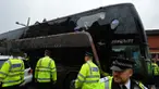 Laga antara West Ham United kontra Manchester United harus diundur selama 45 menit. Hal itu terjadi setelah bus yang membawa seluruh pemain dan staf pelatih MU terhambat tiba di Stadion Boleyn Ground karena diserang oknum fans The Hammers.