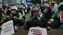 Para guru madrasah swasta dari berbagai daerah di Indonesia saat melakukan aksi unjuk rasa di depan Gedung MPR/DPR/DPD RI, Jakarta, Rabu (11/2/2026). (Kapanlagi.com/Budy Santoso)