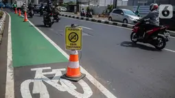 Kendaraan melintas di samping jalur khusus sepeda di Jalan Fatmawati Raya, Jakarta Selatan, Rabu (30/10/2019). Anggaran pembangunan jalur sepeda semula Rp 4,4 miliar lalu ada penambahan dana Rp 69,2 miliar hingga total anggarannya menjadi Rp 73,7 miliar. (Liputan6.com/Faizal Fanani)