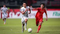 Pemain Borneo FC, Hendro Siswanto (kiri) menguasai bola dibayangi pemain Persija Jakarta, Firza Andika pada laga pekan ke-7 BRI Liga 1 2023/2024 di Stadion Patriot Candrabhaga, Bekasi, Rabu (9/8/2023). (Bola.com/Bagaskara Lazuardi)