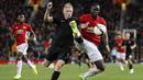 Aksi pemain Manchester United, Eric Bailly (kanan) menghalau bola dari kejaran pemain FC Zorya Luhansk, Vladyslav Kulach pada laga kedua Grup A Liga Europa di Old Trafford, Jumat (30/9/2016) dini hari WIB. (Reuters/Darren Staples)