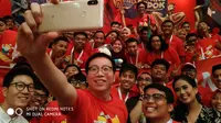 Bos Xiaomi Indonesia Steven Shi berfoto dengan Mi Fans menggunakan Redmi Note 5 (Foto: Xiaomi Indonesia)