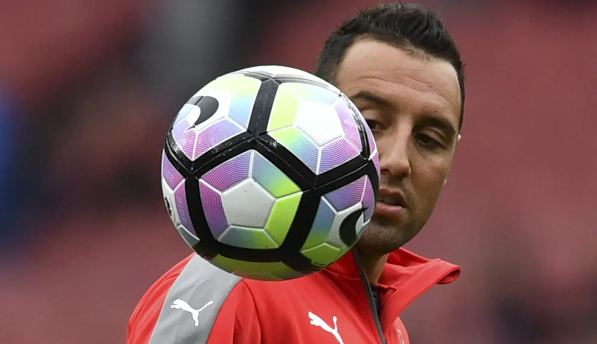 Santi Cazorla. Gelandang Spanyol yang telah memperkuat Arsenal selama 6 musim mulai 2012/2013 ini dilepas gratis ke Villarreal pada awal musim 2018/2019. Hal ini terjadi lantaran performanya mulai menurun dan kalah bersaing, sehingga dilepas gratis untuk meringankan beban gaji. (AFP/Ben Stansall)