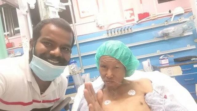 Potret Shaker (kiri) bersama pria tunawisma yang ia tolong (kanan)