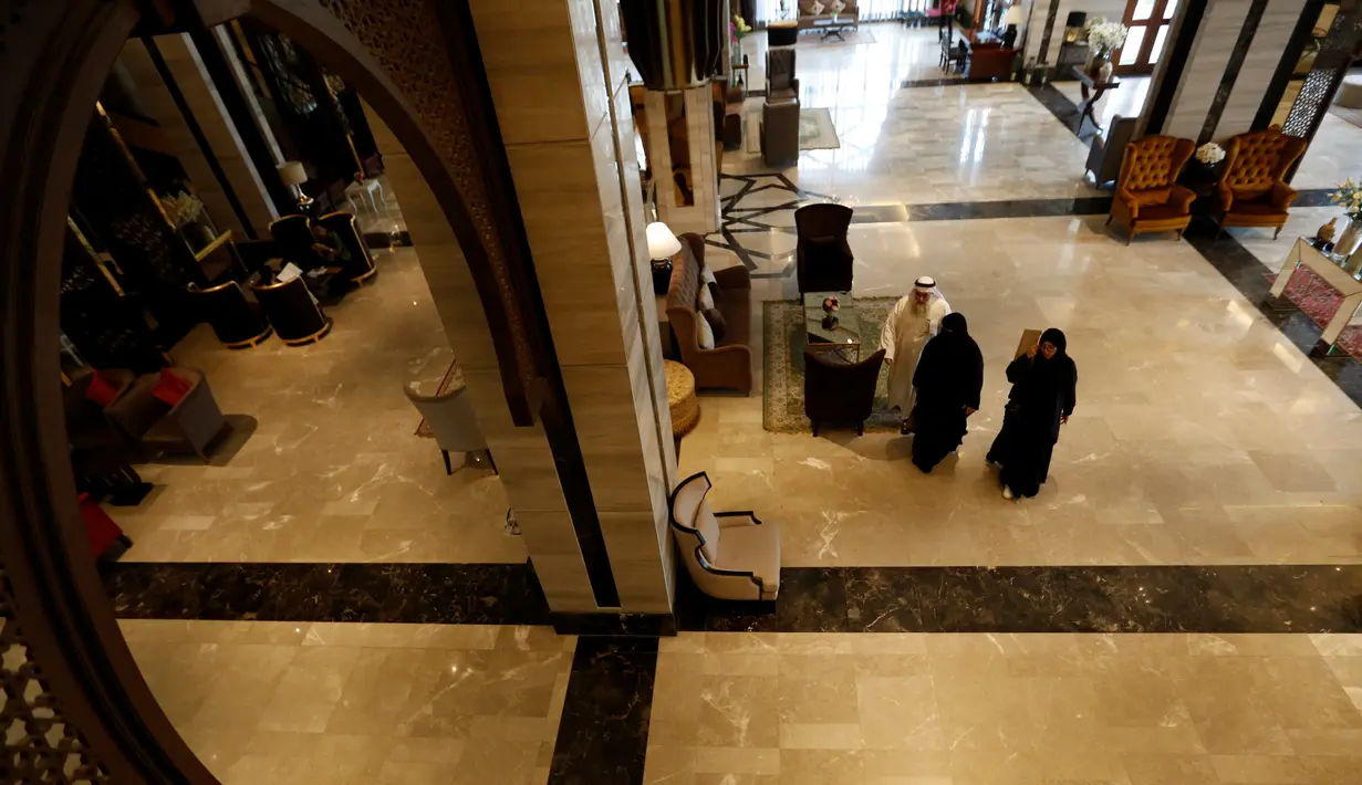 Pengunjung muslim berjalan di lobi hotel Al Meroz, Bangkok, (29/8). Al Meroz dibangun khusus untuk memberikan gaya hidup Islam kepada para tamunya, antara lain dengan makanan halal dan tidak menyediakan minuman beralkohol. (REUTERS/Chaiwat Subprasom)