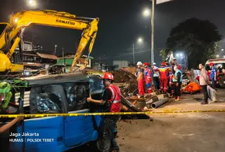 Seorang bocah berinisial I (4) terjatuh ke dalam lubang proyek pembangunan lapangan multifungsi sedalam sekitar empat meter dan baru berhasil dievakuasi setelah perjuangan selama empat jam. (Foto: Istimewa)