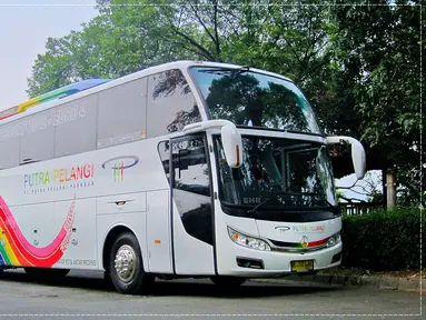 Rahayu Santosa Jetliner High Deck (HD) milik PO Putra Pelangi. (Source: flickr.com)