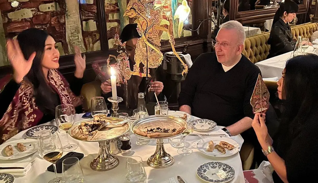 “SPEECHLESS banget akhirnya bisa dinner with the one and only - Jean Paul Gaultier @jeanpaulgaultier dan juga sama penyanyi Diva idolaku Mba Anggun C. Sasmi @anggun_cipta, kita bukan hanya dinner tapi juga bercerita banyaak tentang budaya Indonesia," sambung Erina. [Instagram/erinagudono]