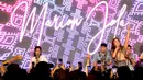 Penyanyi Marion Jola menghibur para fans yang menghadiri acara Vidio Premier League Festival di Cilandak Town Square, Jakarta, Sabtu (5/8/2023). (Bola.com/Ikhwan Yanuar)