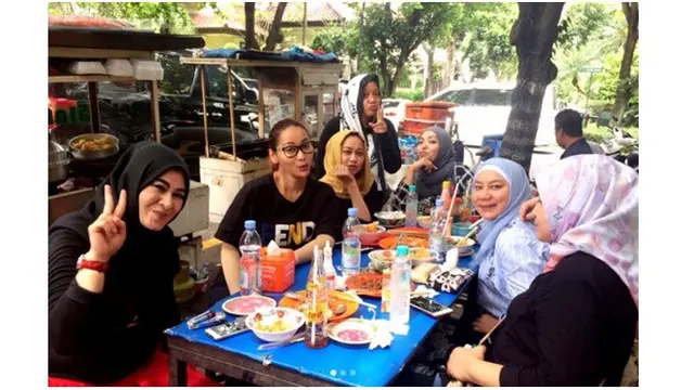 Punya Kehidupan Mewah, 6 Seleb Ini Tak Malu Makan di Pinggir Jalan