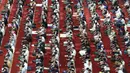 Umat Muslim membaca kitab suci Al-Quran sambil menunggu waktu salat Tarawih perdana Ramadan 1447 Hijriah tiba di Masjid Istiqlal, Jakarta, Rabu 18 Februari 2026. (Kapanlagi.com/Budy Santoso)