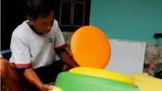 Mendapati ban bekas dapat menyebabkan penyakit khususnya demam berdarah, Mbah Sudirjo menyulapnya menjadi mebel yang cantik.
