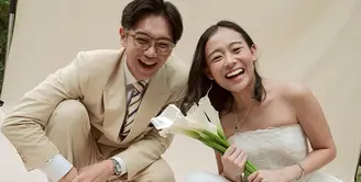 Dalam sesi pemotretan tersebut, Dhika tampil menawan dalam balutan gaun pengantin putih yang simpel namun elegan. [@brandonsalim].