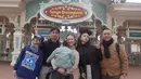 Naura Ayu dan keluarganya pun berlibur ke Jepang, dengan berkunjung ke Disneyland Tokyo. Ia tampak mengenakan coat leather hitam serasi denhan inner turtlenecknya. Dipadukan mini skirt putih dan stocking dan boots hitam. [@naura.ayu]