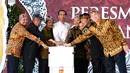 Presiden Joko Widodo (keempat kiri) menekan tombol diresmikannya tol Soreang-Pasir Koja (Soroja) di Kab Bandung, Senin (4/12). Jokowi meyakini tol tersebut akan mempersingkat jarak tempuh menuju Soreang Kab Bandung.  (Liputan6.com/Biro Pers Kepresidenan)