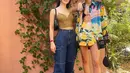 Cami Mendes dan Zoey Deutch dalam koleksi H&M lewat set kemeja dan skort plus tank top dan jeans cargo (Foto: Instagram @camimendes @zoeydeutch)