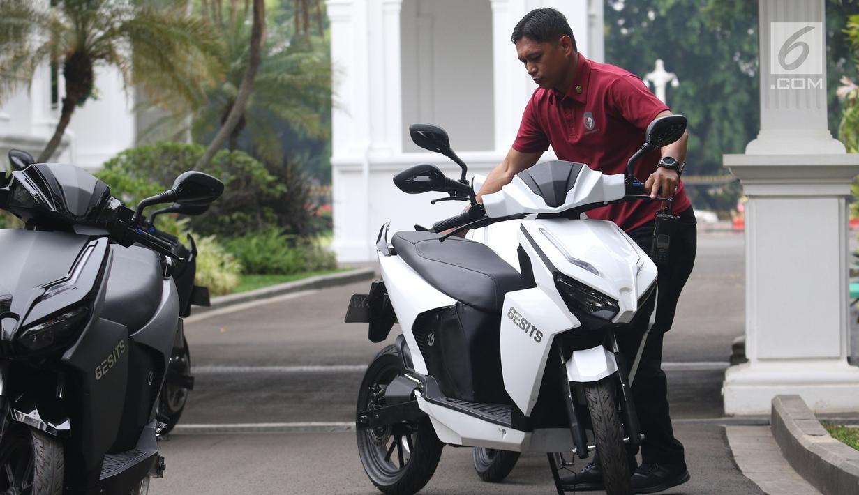 Paspampres tengah memarkirkan motor Gesits di Halaman Istana Merdeka, Jakarta, Rabu (7/11). Motor listrik Gesits merupakan akronim dari Garansindo Electric Scooter ITS. (Liputan6.com/Angga Yuniar)