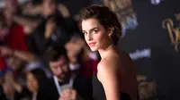 Aktris cantik Emma Watson menghadiri pemutaran perdana film Beauty and the Beast di El Capitan Theatre, di Hollywood, California (2/3). Pemeran utama dalam film Beauty and the Beast itu tampak cantik dengan busana hitam. (AFP Photo / Valerie Macon)