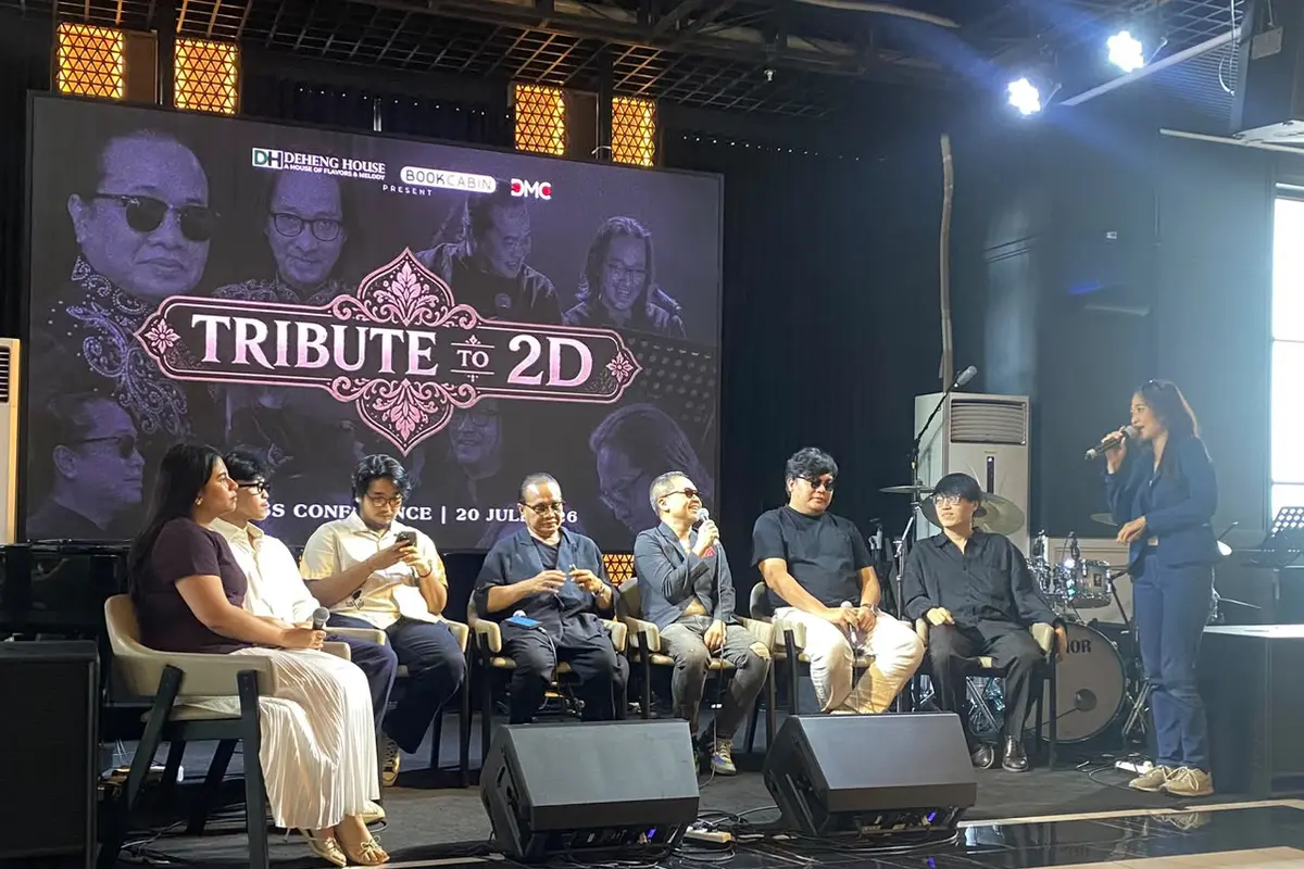 Deka Dhukun, Delta Dhukun, Amalia Ananda Abadi, Deddy Dhukun, Sandhy Sandoro, Hezky Joe, dan Erikson Jayanto, dalam konferensi pers Tribute to 2D di Jakarta, Senin (20/7/2026).