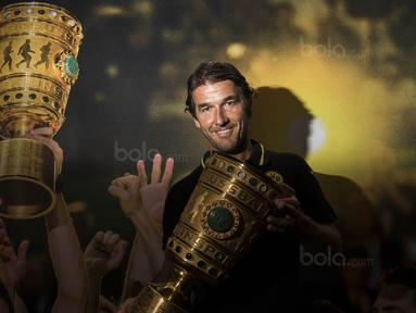 Legenda Jerman, Karl-Heinz Riedle, wawancara dengan Redaksi Bola.com di Hotel Sultan pada Senin (9/10/2017), kedatangannya ke Indonesia untuk mempromosikan Borussia Dortmund. (Bola.com/Vitalis Yogi Trisna)