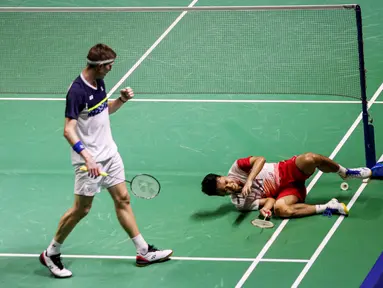 Pebulu tangkis tunggal putra Indonesia, Anthony Sinisuka Ginting terjatuh saat bertanding melawan wakil Denmark, Viktor Axelsen pada babak perempat final Indonesia Open 2022 di Istora Senayan, Jakarta, Jumat (17/06/2022). Ginting kalah lewat rubber-game, 13-21, 21-19, dan 9-21. (Bola.com/Bagaskara Lazuardi)