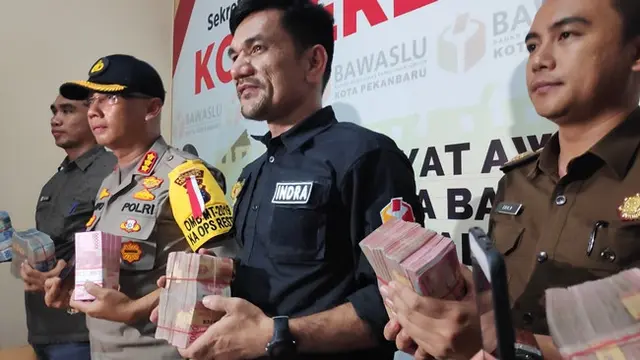 Uang diduga untuk politik uang yang disita dari salah satu caleg di Kota Pekanbaru.