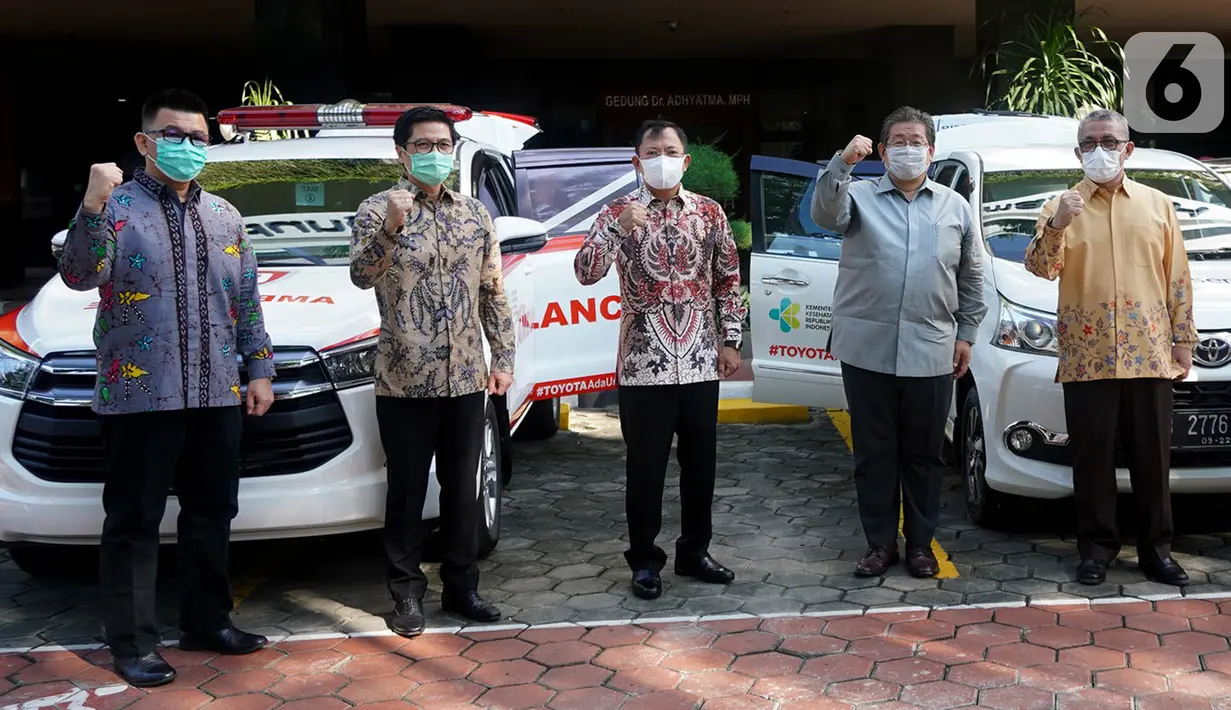 Menkes Terawan Agus Putranto (tengah) bersama jajaran Direksi PT Toyota Astra Motor (TAM) berikrar lawan Covid-19 di Jakarta Rabu (20/5/2020). Bantuan 3 mobil ambulan Kijang Innova dan 48 Toyota Avanza sebagai sarana mobilitas dalam penanganan Covid-19. (Liputan6.com/HO/Ady)