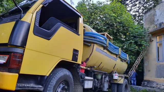 Mobil tangki jasa sedot tinja milik Marzuki (Liputan6.com/Rino Abonita)