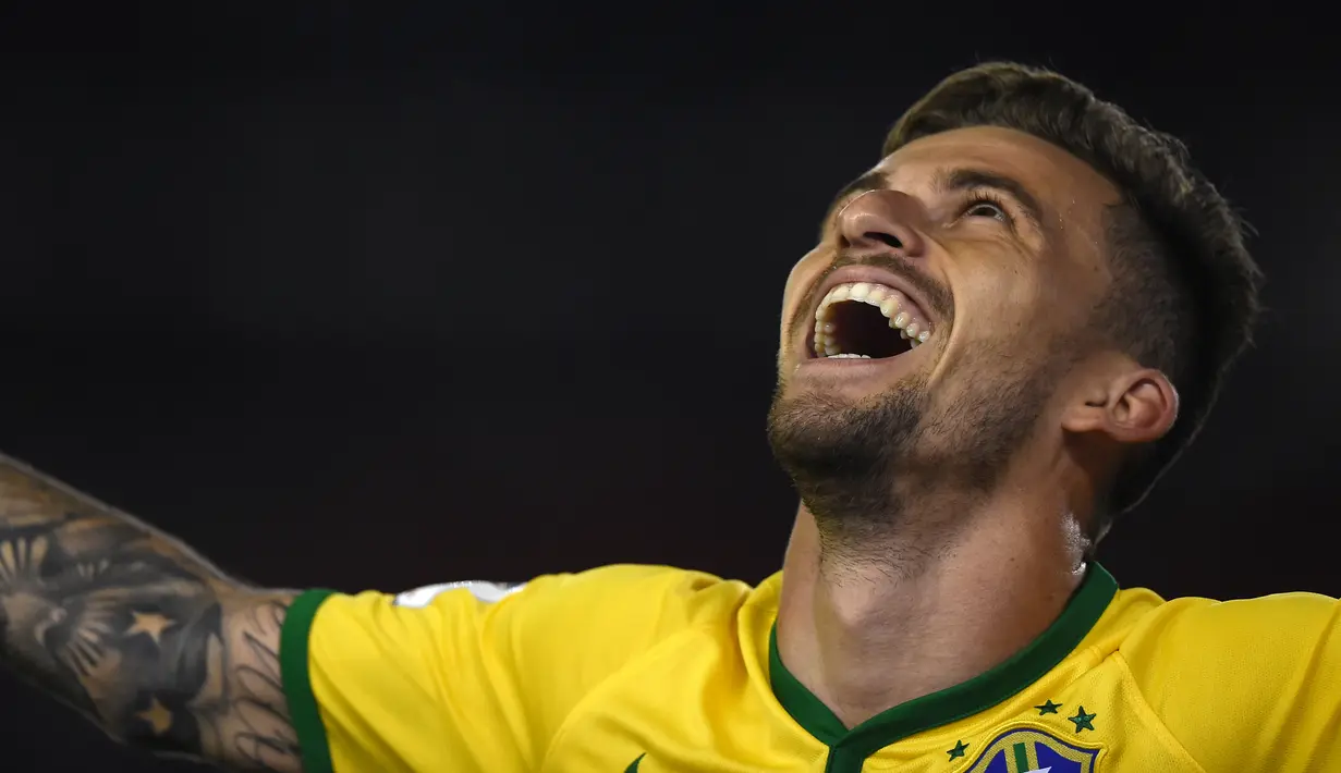 Gelandang Brasil, Lucas Lima melakukan selebrasi usai mencetak gol kegawang Argentina pada Kualifikasi Piala Dunia 2018 di Buenos Aires, Argentina, (13/11). Argentina bermain imbang dengan Brasil dengan skor 1-1. (AFP PHOTO/EITAN ABRAMOVICH)