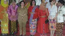 Acara ini juga dihadiri Megawati Soekarno Putri. istri Wapres JK, Mufidah Jusuf Kalla, Menteri PPA Yohana Susana Yembise, istri gubernur NTB, Erika Masdih dan Veronica Tan, Jakarta, Rabu (19/11/2014). (Liputan6.com/Herman Zakharia)