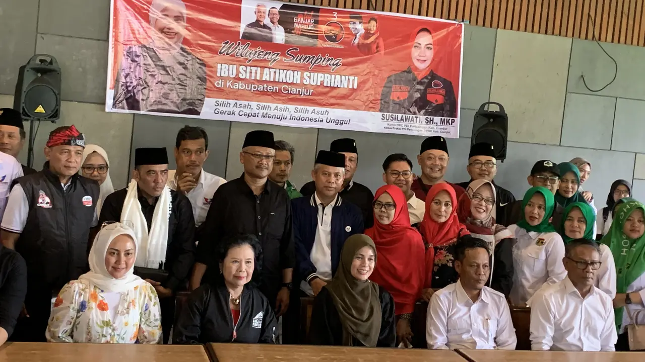 Istri capres Ganjar Pranowo, Siti Atikoh bersilaturahmi dengan jajaran pengurus partai politik pengusung Ganjar-Mahfud di Cianjur, Jawa Barat, Senin (4/12/2023).