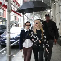 Jennie dan Rose BLACKPINK jalan-jalan di New York. [Foto: Instagram/roses_are_rosie]