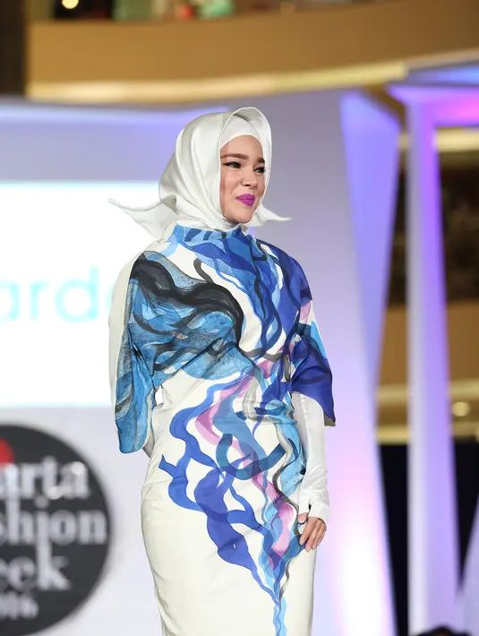 Aktris sekaligus penyanyi berusia 35 tahun ini mempertanyakan alasan orang yang menggunakan susuk untuk menunjang karirnya di dunia hiburan. Karena menurutnya hal tersebut tidak perlu dilakukan.(Andy Masela/Bintang.com)