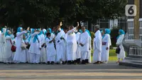 Sejumlah calon jemaah melakukan Tawaf saat manasik (latihan) haji di Asrama Haji Pondok Gede, Jakarta, Senin (23/5/2022). Latihan manasik haji tersebut untuk membekali para calon jemaah haji dan umrah terkait pemahaman tata cara pelaksanaan ibadah secara mandiri ketika di tanah suci. (Liputan6.com/Herman Zakharia)