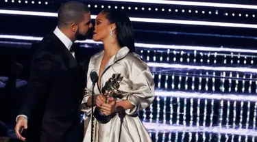 Penyanyi Rihanna saat menerima penghargaan Michael Jackson Video Vanguard Award di ajang MTV Video Music Awards 2016, New York, AS, (28/8). Rihanna menjadi artis pembuka di MTV Music Awards 2016. (REUTERS/Lucas Jackson)