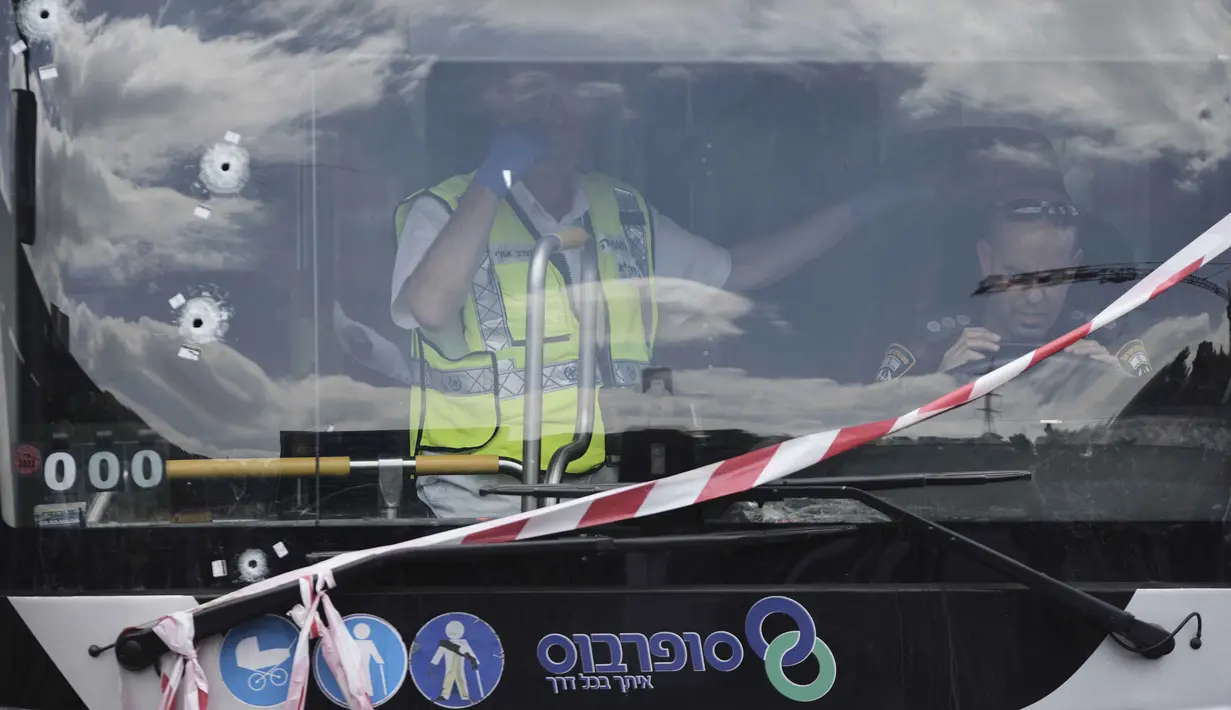 Usai insiden, militer Israel mengerahkan pasukan tambahan untuk membantu pihak kepolisian mencari kemungkinan tersangka lain. (AP Photo/Mahmoud Illean)