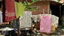 Ramah yang merupakan nenek dari Indrawan sedang menyiapkan air untuk mandi cucunya di Kampung Katimaha, Bekasi, Jawa Barat, (11/7). Kelainan tersebut diketahui saat Indrawan diperiksa kondisi kesehatannya di Puskesmas. (Liputan6.com/Gempur M Surya)