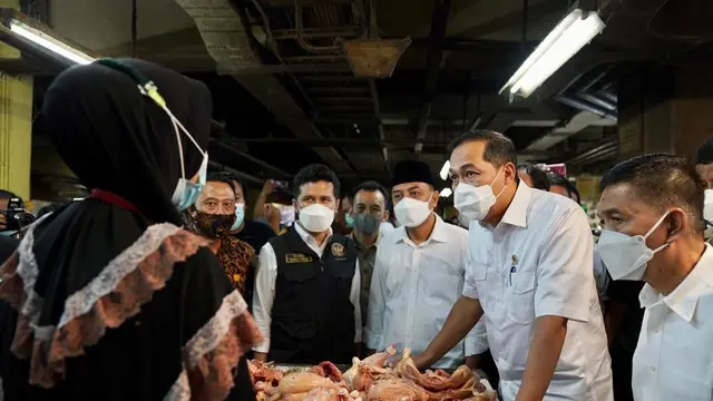 Mendag Lutfi meninjau Pasar Wonokromo dan Pasar Induk Hortikultura Osowilangun di Surabaya, Jawa Timur